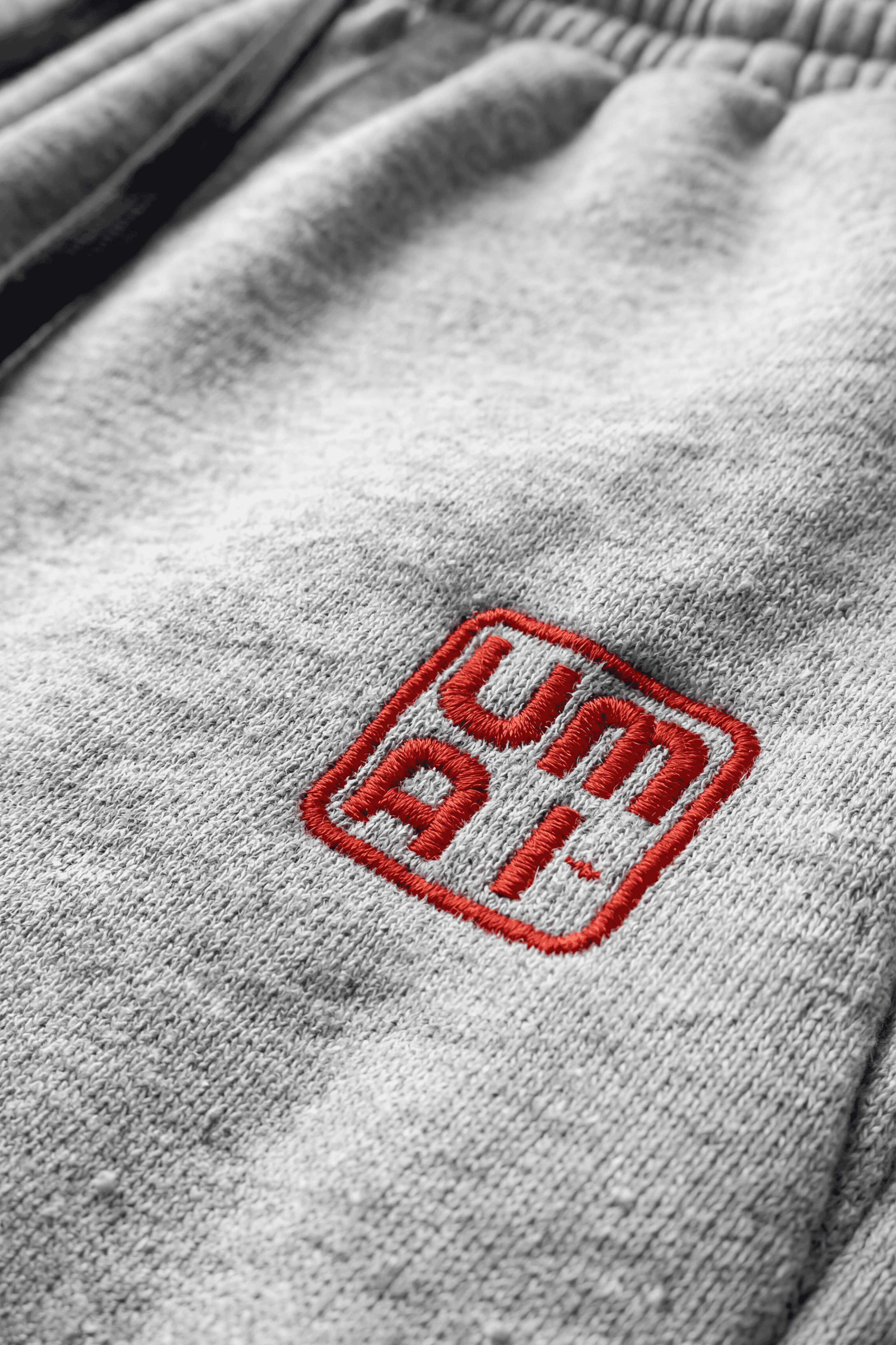 upclose_4k_ultra_high_detail_shot_of_embroidered_logo_on_the_product_1.png